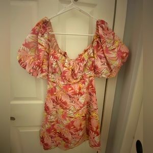 Lulu’s Vacay Pink Tropical Tie-back Puff Sleeve Mini Dress, size Medium. Tags on